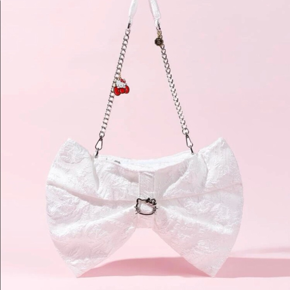 - 🆕 Hello Kitty bow design purse.
